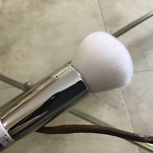 IT Cosmetics Heavenly Skin CC+ Skin-Perfecting Brush #702 Sealed in tube. - Picture 1 of 6
